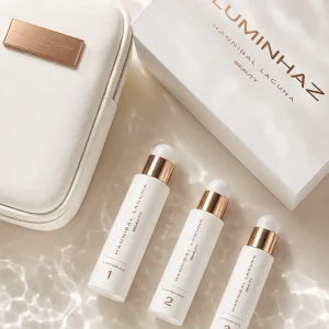 Estuche Luminhaz con neceser y tres fórmulas sobre un fondo de reflejos