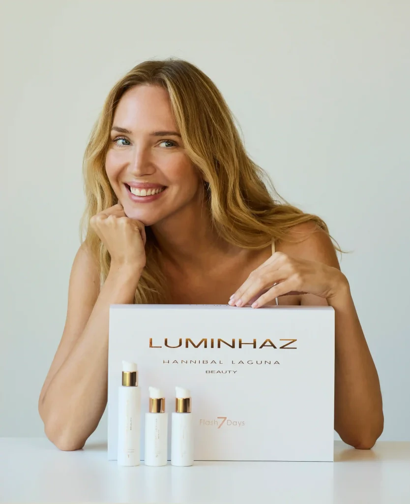 Mujer junto al estuche Luminhaz y los tres productos del ritual