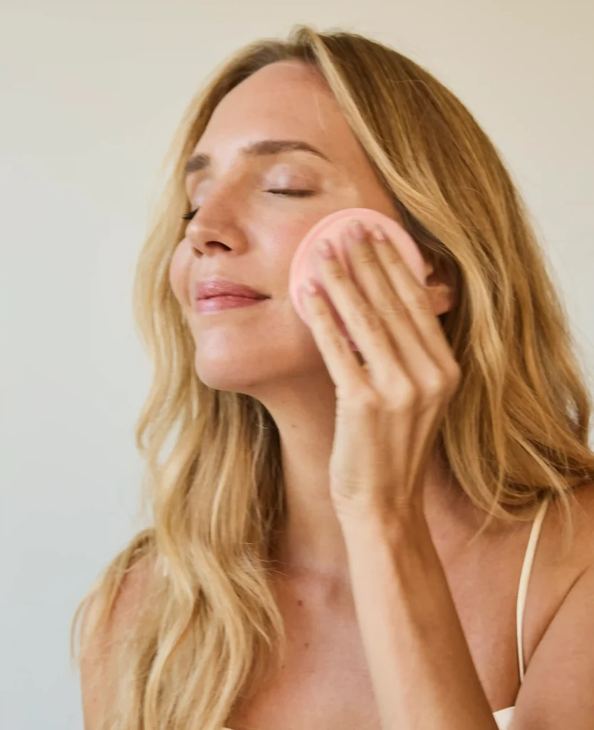 Aplicación del Tónico Reparador sobre el rostro con un disco